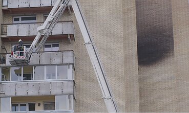Šiauliuose atvira liepsna dega butas 12 aukštų daugiabutyje