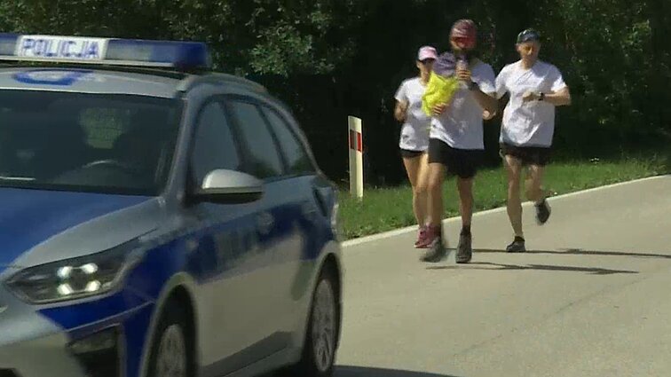 Lietuviai tęsia Ukrainos vėliavos nešimą Lenkijoje: iš viso įveiktas 751 kilometras