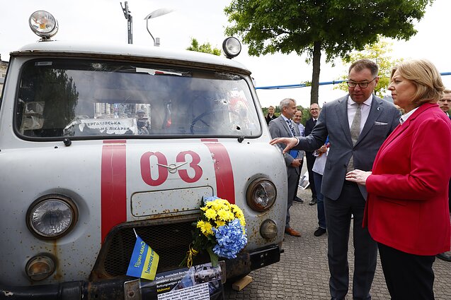 „Kviečiame vokiečius liesti šūvių paliktas skyles“: lietuvių iniciatyva šalia Bundestago atvežta ukrainiečių greitoji