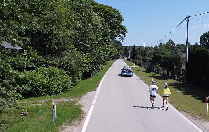 Tęsiasi akcija „Keliu vėliavą už Ukrainą NATO“: bėgikai su Bachmuto karių perduota vėliava artėja prie Lietuvos