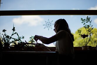Panevėžio rajono juostų audėja O. Vilienė tautinę tradiciją perduoda ir savo mokiniams. 