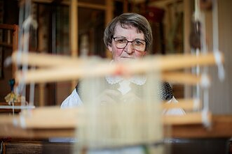Panevėžio rajono juostų audėja O. Vilienė tautinę tradiciją perduoda ir savo mokiniams. 