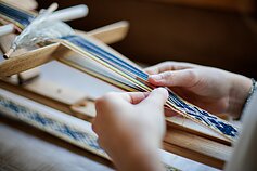 Panevėžio rajono juostų audėja O. Vilienė tautinę tradiciją perduoda ir savo mokiniams. 