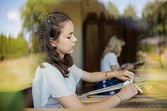 Panevėžio rajono juostų audėja O. Vilienė tautinę tradiciją perduoda ir savo mokiniams. 