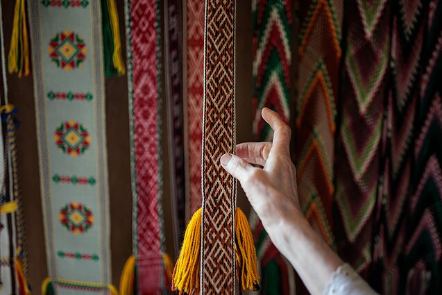 Panevėžio rajono juostų audėja O. Vilienė tautinę tradiciją perduoda ir savo mokiniams. 