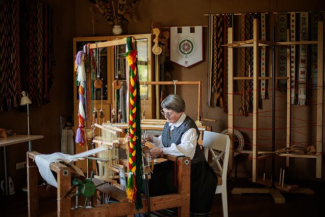 Panevėžio rajono juostų audėja O. Vilienė tautinę tradiciją perduoda ir savo mokiniams. 