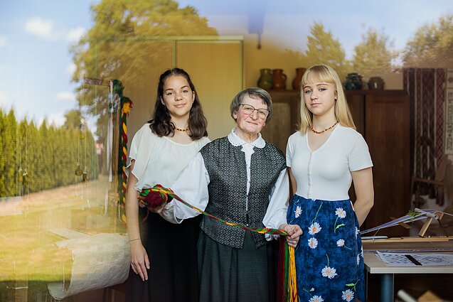 Panevėžio rajono juostų audėja O. Vilienė tautinę tradiciją perduoda ir savo mokiniams. 