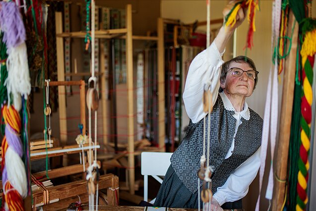 Panevėžio rajono juostų audėja O. Vilienė tautinę tradiciją perduoda ir savo mokiniams. 