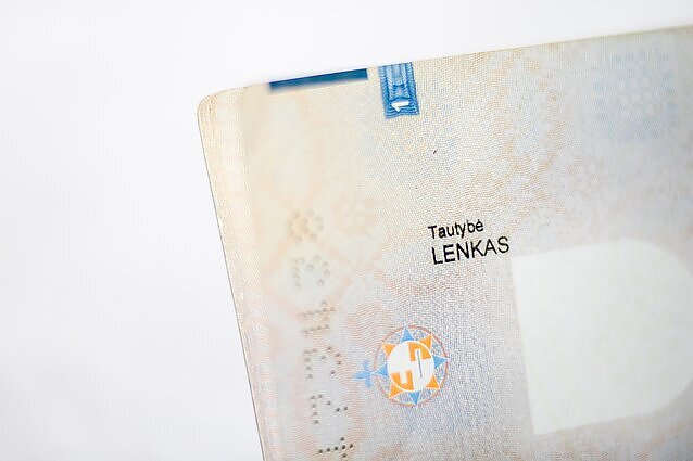 KT nusprendė, jog įstatymas, leidžiantis pasuose rašyti pavardes originalia forma, neprieštarauja Konstitucijai