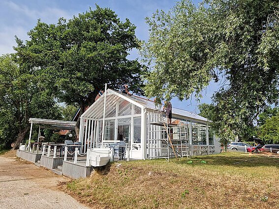 Konfliktas tarp verslininko ir Neringos gyventojų: dėl neteisėtai užimtos krantinės iškviesta Statybos inspekcija