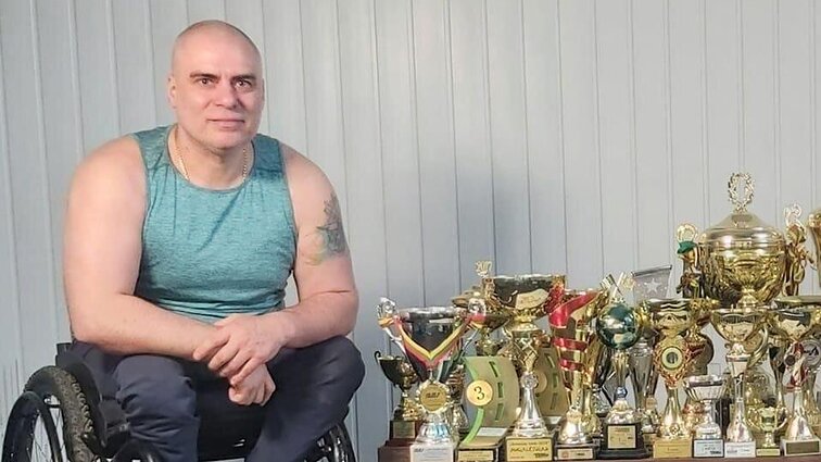 Gyvenimo citrinos. Kojų nevaldantis Gintaras su sveikaisiais ralyje dalyvauja kaip lygus su lygiu ir kaupia laimėjimus