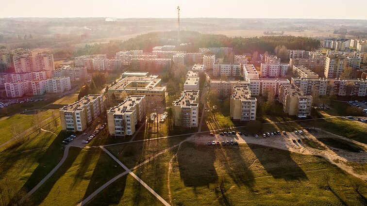 Utenoje jaunieji menininkai kuria verslus: pagalba pradedantiesiems verslininkams suskubo pasinaudoti ir jaunos šeimos Utenoje jaunieji meno kūrėjai skatinami ne tik kurti, bet ir vystyti verslus. Penkeriems metams jie tampa uteniškiais. Per šį laikotarpį kūrėjai gali naudotis ne tik suteikiamomis patalpomis, bet ir specialistų konsultacijomis. Tokia idėja ne tik paskatino grįžti išvykusius, bet ir jauniesiems menininkams tapti plačiai žinomiems už Lietuvos ribų.