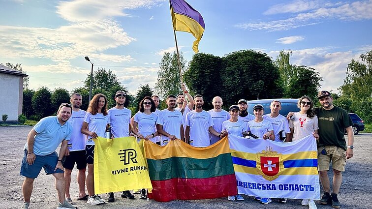 „Keliu vėliavą už Ukrainą NATO!“ bėgimas tęsiasi: komanda siekia šešiese per dvi dienas iš Lenkijos pasiekti Lietuvą