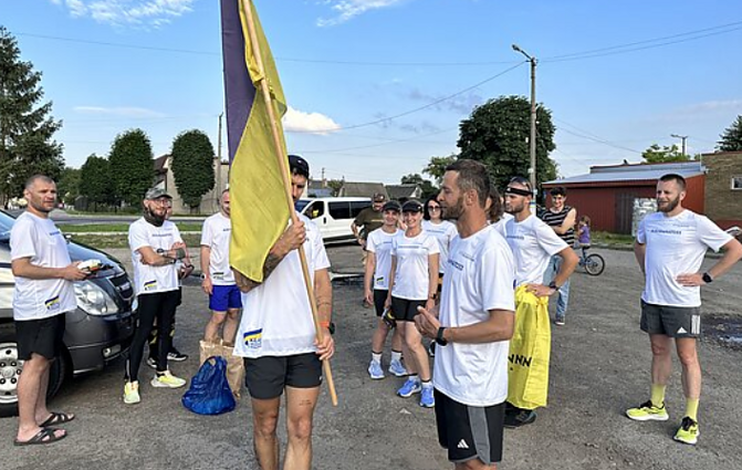 „Keliu vėliavą už Ukrainą NATO!“ dalyviai jau kirto Lazdijų pasienio postą: koks maršrutas laukia Lietuvoje?