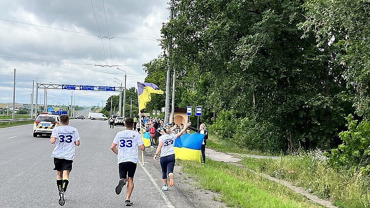 Vos dešimtys kilometrų iki finišo: „Keliu vėliavą už Ukrainą NATO!” bėgikai antradienio vakarą pasieks Vilnių