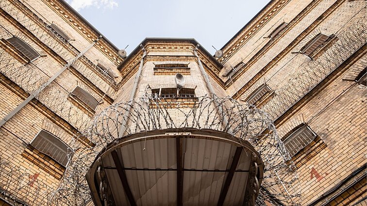 Lukiškių kalėjime atveriama Ukrainos ambasados atvežta paroda: instaliacijos nuotraukos liudija rusų karių žiaurumą