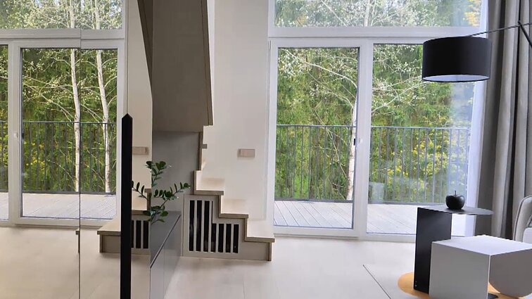 Butas porai greta miško: natūralios medžiagos ir pro langus atsiveriantys gamtos vaizdai