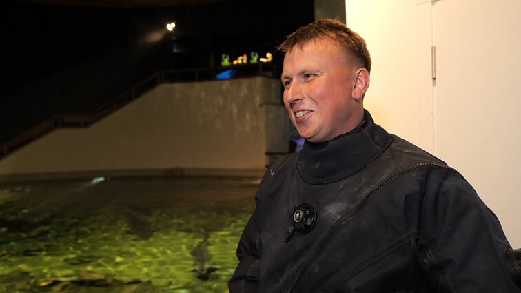 Nepaprasti žmonės. Neeilinė Jūrų muziejaus darbuotojo draugystė su žuvimis: iš pradžių eršketai Tadą mušdavo, o dabar klausosi jo dainų