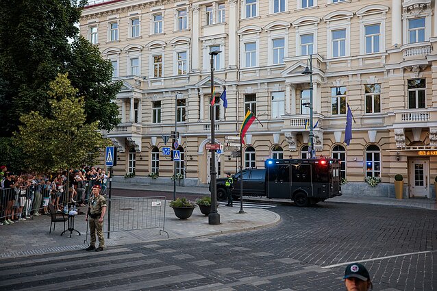 Gyventojai laukia Joe Bideno prie „Kempinski“ viešbučio Gyventojai laukia Joe Bideno prie „Kempinski“ viešbučio