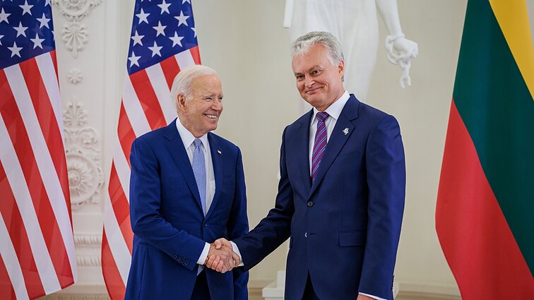 Bidenas susitikime su Nausėda patikino – JAV ir toliau yra pasiryžusi palaikyti sąjungininkes Baltijos regione