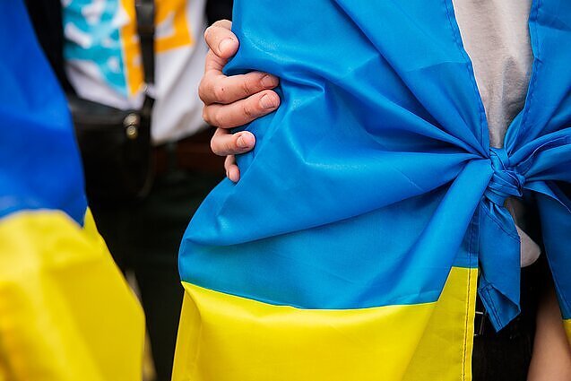 Žinios. Vilniuje pasitinkama vėliava iš Bachmuto, kurią bėgikai iš Ukrainos į Vilnių gabeno palaikymo akcijos metu