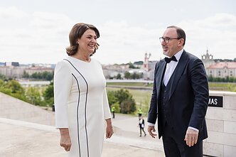 Diana Nausėdienė priima šalių lyderių sutuoktinius ir partnerius Nacionalinėje dailės galerijoje