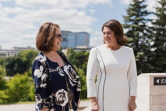 Diana Nausėdienė priima šalių lyderių sutuoktinius ir partnerius Nacionalinėje dailės galerijoje