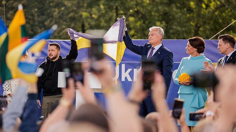 „Ji reiškia, kad daugiau nebus deportacijų iš Baltijos šalių į Sibirą“: bėgikų iš Bachmuto atnešta Ukrainos vėliava suplazdėjo Lukiškių aikštėje