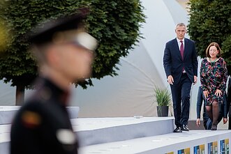 NATO generalinis sekretorius Jensas Stoltenbergas, jo sutuoktinė Ingrid Schulerud
