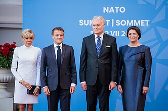 Prezydent Francji Emmanuel Macron, jego małżonka Brigitte Macron, Gitanas Nausėda, Diana Nausėdienė