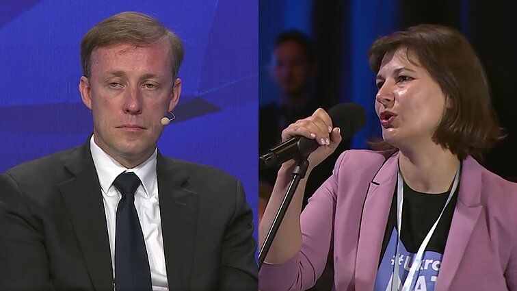 NATO forume – ukrainietės klausimas JAV pareigūnui: ką pasakyti koridoriuje miegančiam mano sūnui? Kad Bidenas bijo?