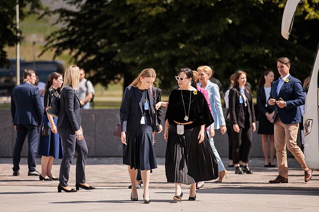 NATO viršūnių susitikime dalyvaujančių lyderių antrosios pusės apsilankė Valdovų rūmuose, įsiamžino bendroje nuotraukoje