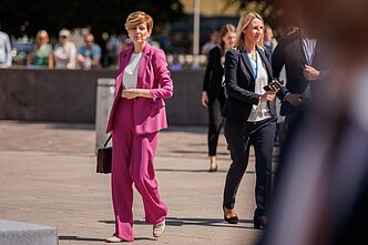 NATO viršūnių susitikime dalyvaujančių lyderių antrosios pusės apsilankė Valdovų rūmuose, įsiamžino bendroje nuotraukoje