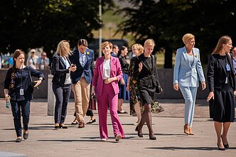 NATO viršūnių susitikime dalyvaujančių lyderių antrosios pusės apsilankė Valdovų rūmuose, įsiamžino bendroje nuotraukoje
