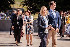 NATO viršūnių susitikime dalyvaujančių lyderių antrosios pusės apsilankė Valdovų rūmuose, įsiamžino bendroje nuotraukoje
