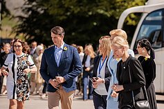 NATO viršūnių susitikime dalyvaujančių lyderių antrosios pusės apsilankė Valdovų rūmuose, įsiamžino bendroje nuotraukoje