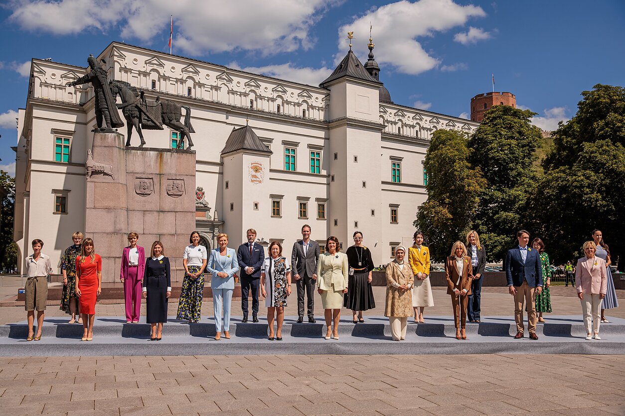 NATO viršūnių susitikime dalyvaujančių lyderių antrosios pusės apsilankė Valdovų rūmuose, įsiamžino bendroje nuotraukoje