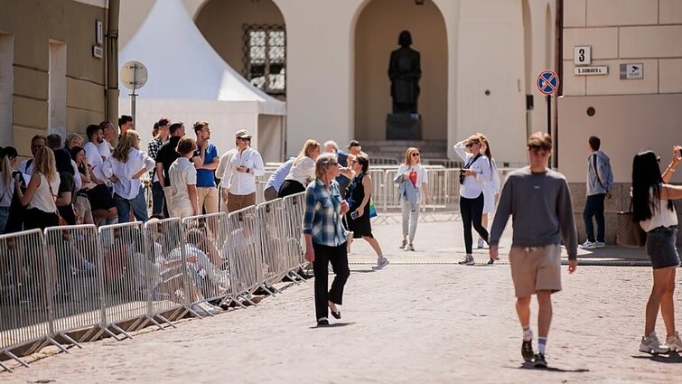 Šįvakar Vilniaus universiteto kieme Joe Bidenas kreipsis į Lietuvos visuomenę: norintieji išgirsti istorinę kalbą jau renkasi į gyvą eilę