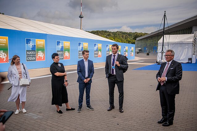Kulisy szczytu NATO: tysiące metrów dywanów, ponad 100 kg truskawek i litewskie akcenty