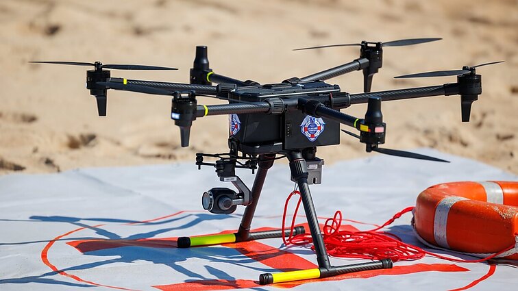 Palangos paplūdimyje gelbėtojams talkins galingas dronas: įstrigusiam bangose gabens gelbėjimosi ratą