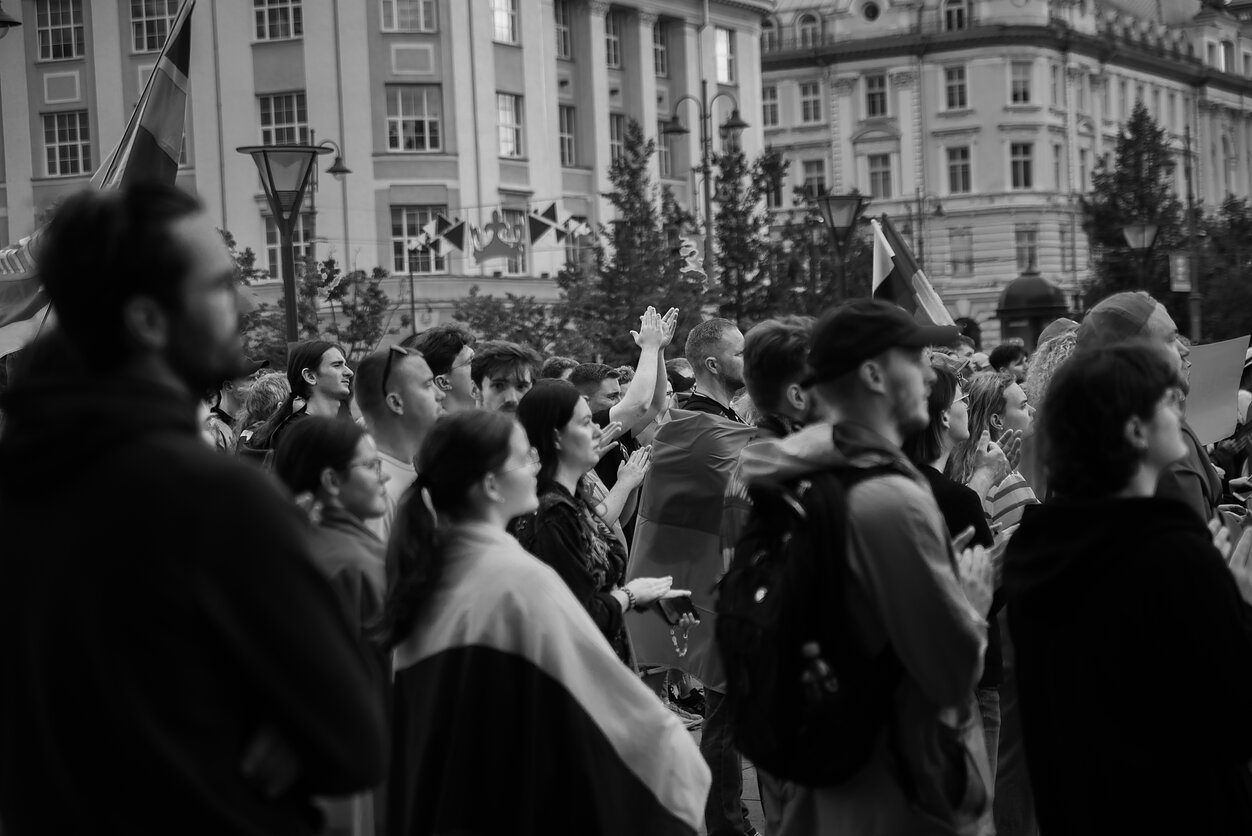 Žmonės Vilniuje dalyvauja prieš aukščiausiojo lygio susitikimą surengtame mitinge už Ukrainą.