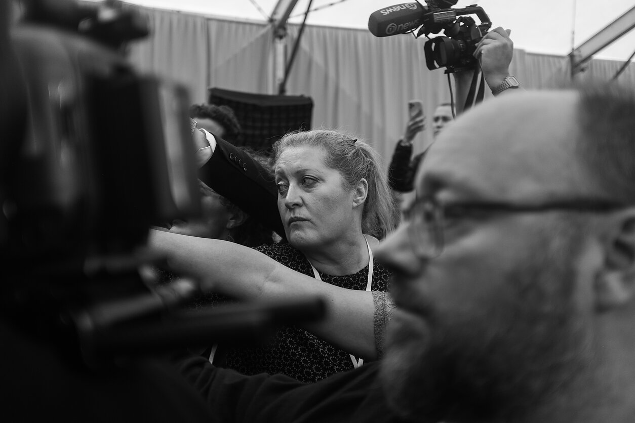 Žurnalistų minia Ukrainos gynybos ministro Oleksijaus Reznikovo surengtoje improvizuotoje spaudos konferencijoje.