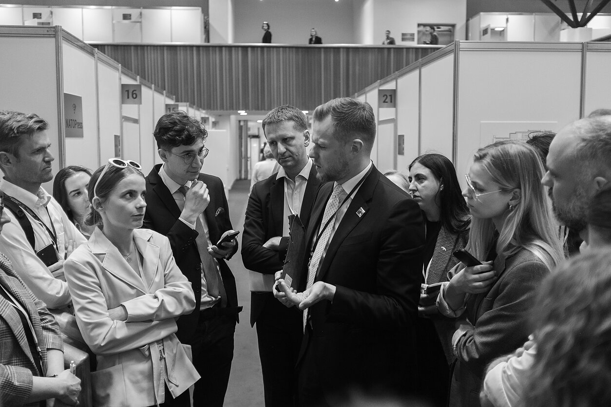 Lietuvos užsienio reikalų ministras Gabrielius Landsbergis kalba su žurnalistais aukščiausiojo lygio susitikimo kuluaruose.