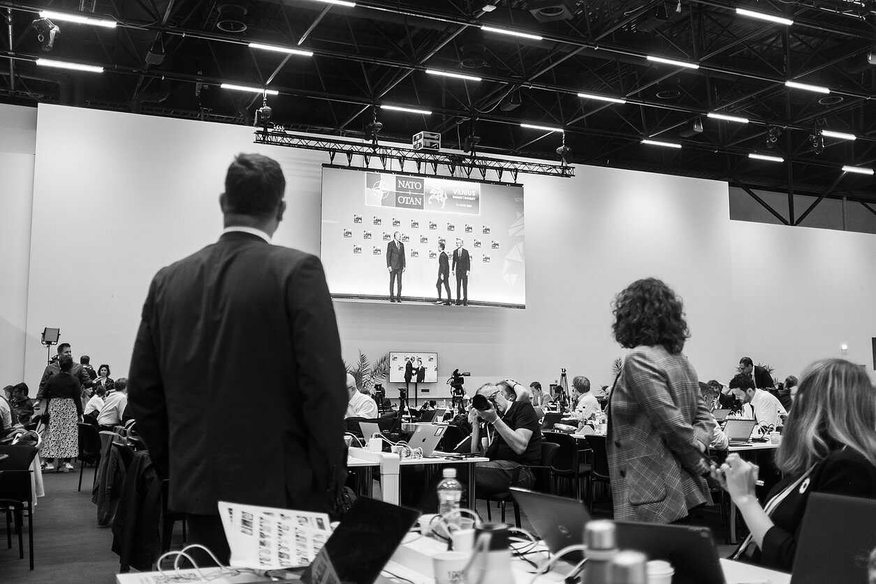 Spaudos salėje vykstančių oficialių ceremonijų ir susitikimų fone vyksta improvizuotos ir neoficialios spaudos konferencijos.