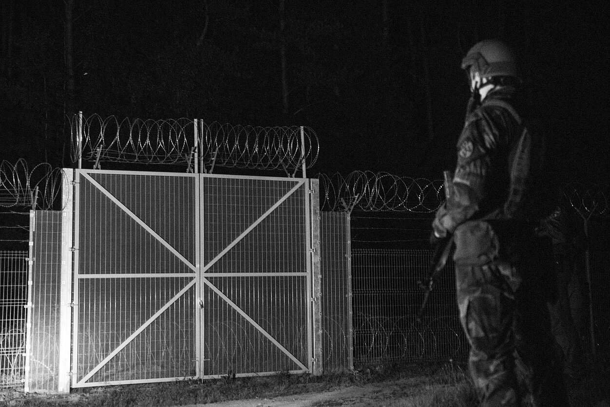 Šaulių sąjungos narys padeda Lietuvos pasieniečiams pasienyje su Baltarusija. Prieš kelias savaites Maskva ir Minskas paskelbė, kad dalis maištaujančių „Wagner“ samdinių įsikurs Baltarusijoje.