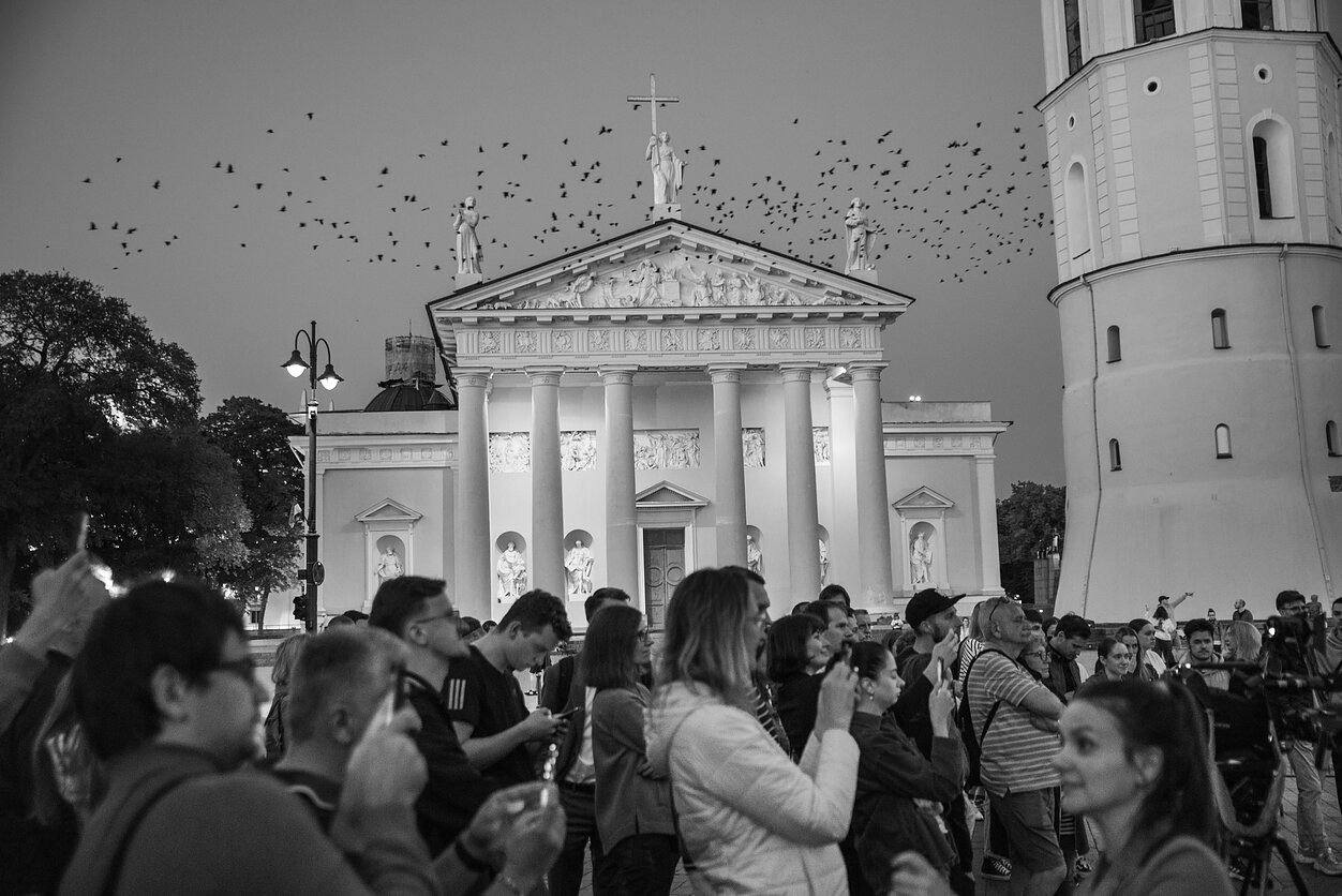 Minia susirinkusi prie viešbučio „Kempinski“, kuriame buvo apsistojęs JAV prezidentas Joe Bidenas.