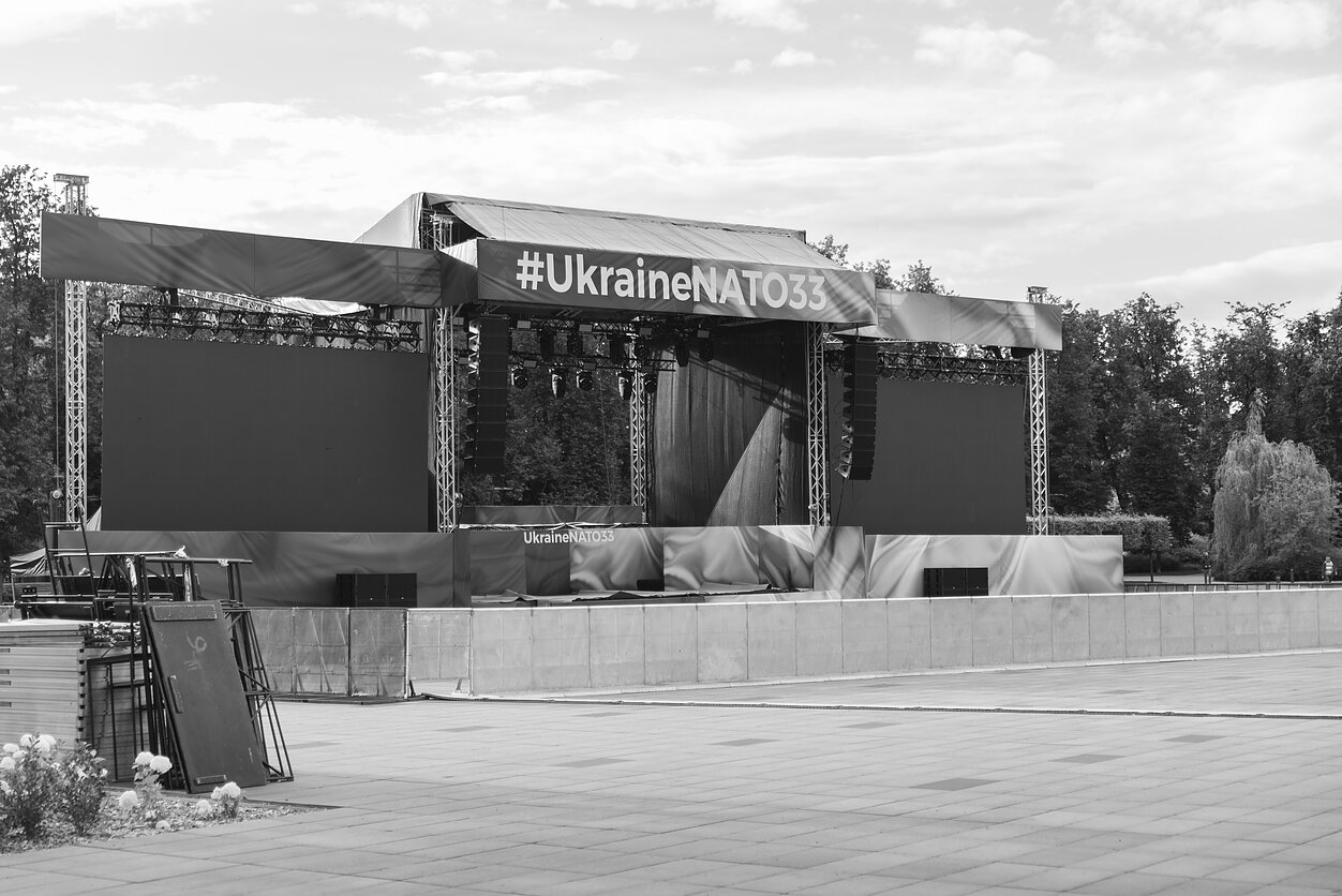 Ukrainos prezidentas Volodymyras Zelenskis kalbėjo miniai, susirinkusiai Lukiškių aikštėje Vilniaus centre. Galiausiai Ukrainai nebuvo pasiūlytas aiškus kelias į NATO ir tapimas 33-iąja Aljanso nare po Suomijos ir Švedijos įtraukimo.