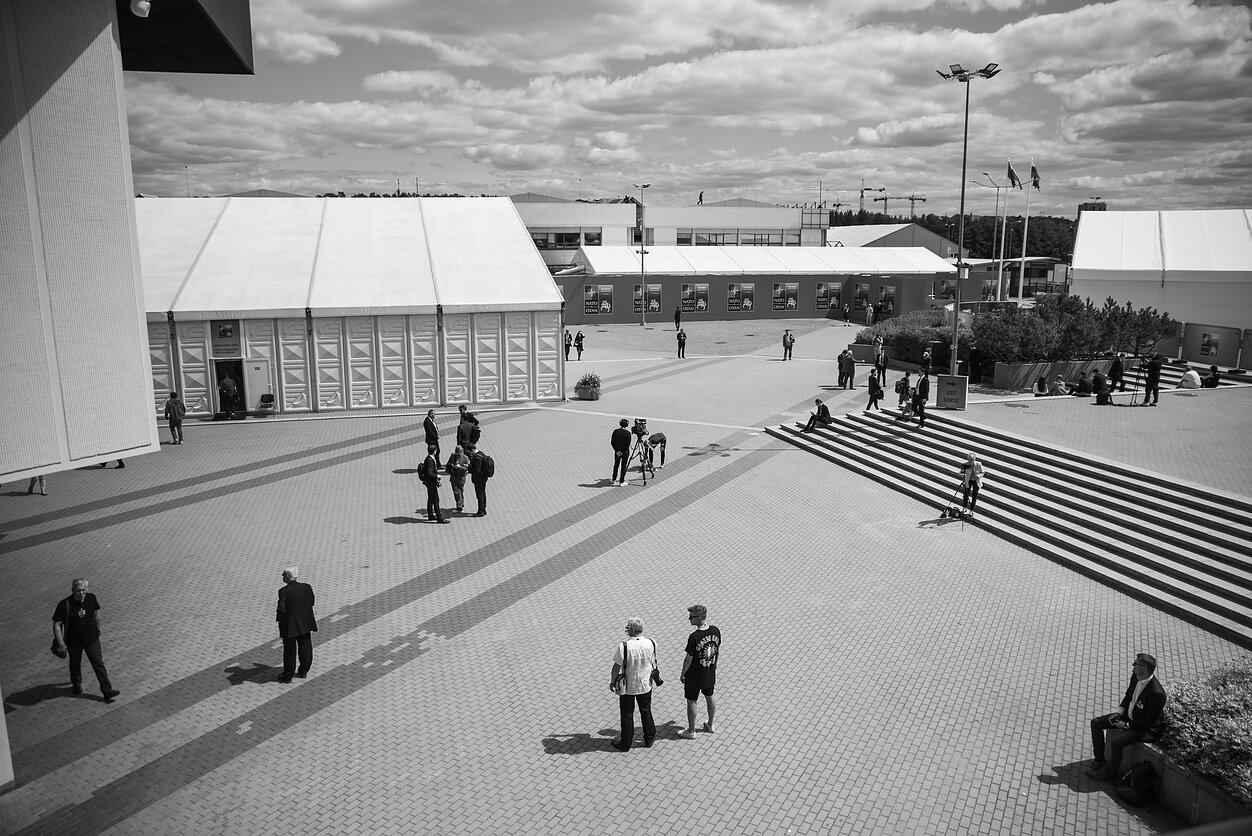 Saulės nutviekstas uždaro „Litexpo“ centro kiemas, į kurį patekti galėjo tik leidimą turintys asmenys.