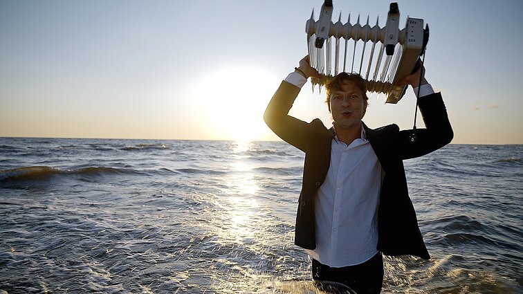 Kadras iš Justino Lapatinsko klipo