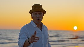 Kadras iš Justino Lapatinsko klipo